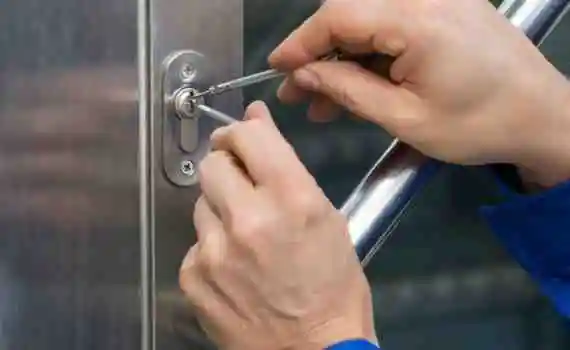 locksmith 1 570x350 - Cerrajero Villacienzo 24H Cerraduras Villacienzo